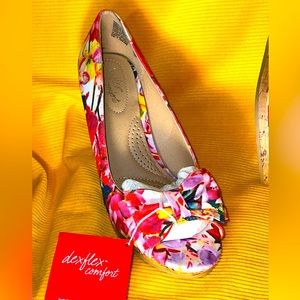 Dexflex wedge floral with floral bow NWT size 7.5  heel is 2.75” multi color